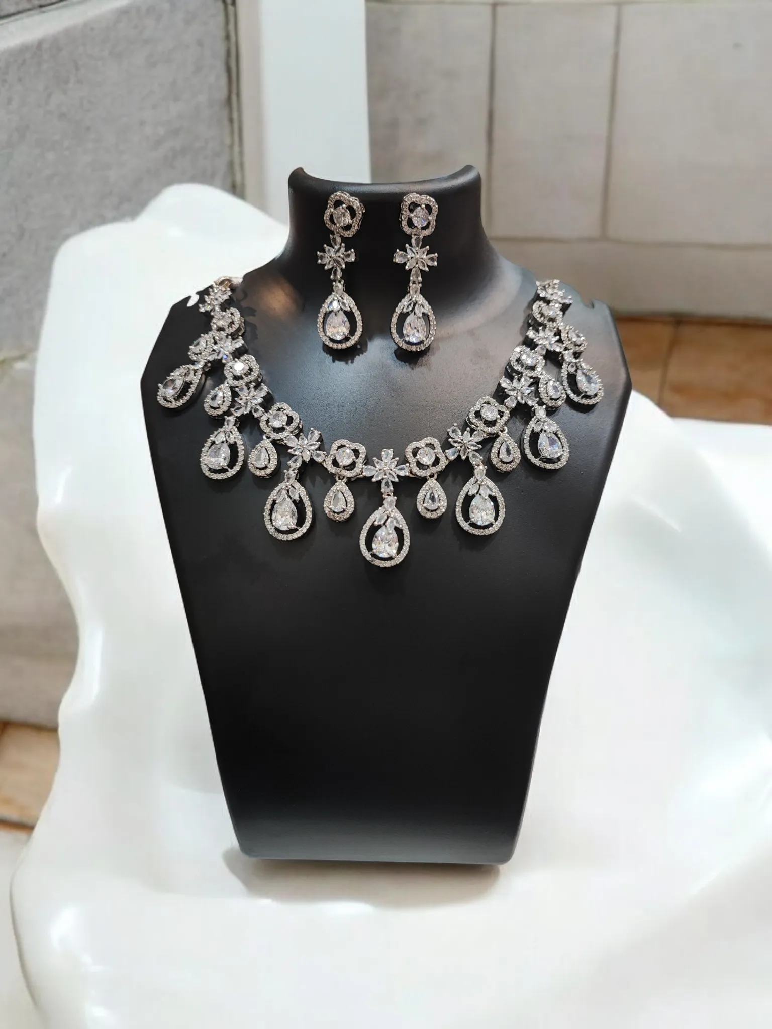 Pearlfect Glittery Flower Waterdrops Necklace Set